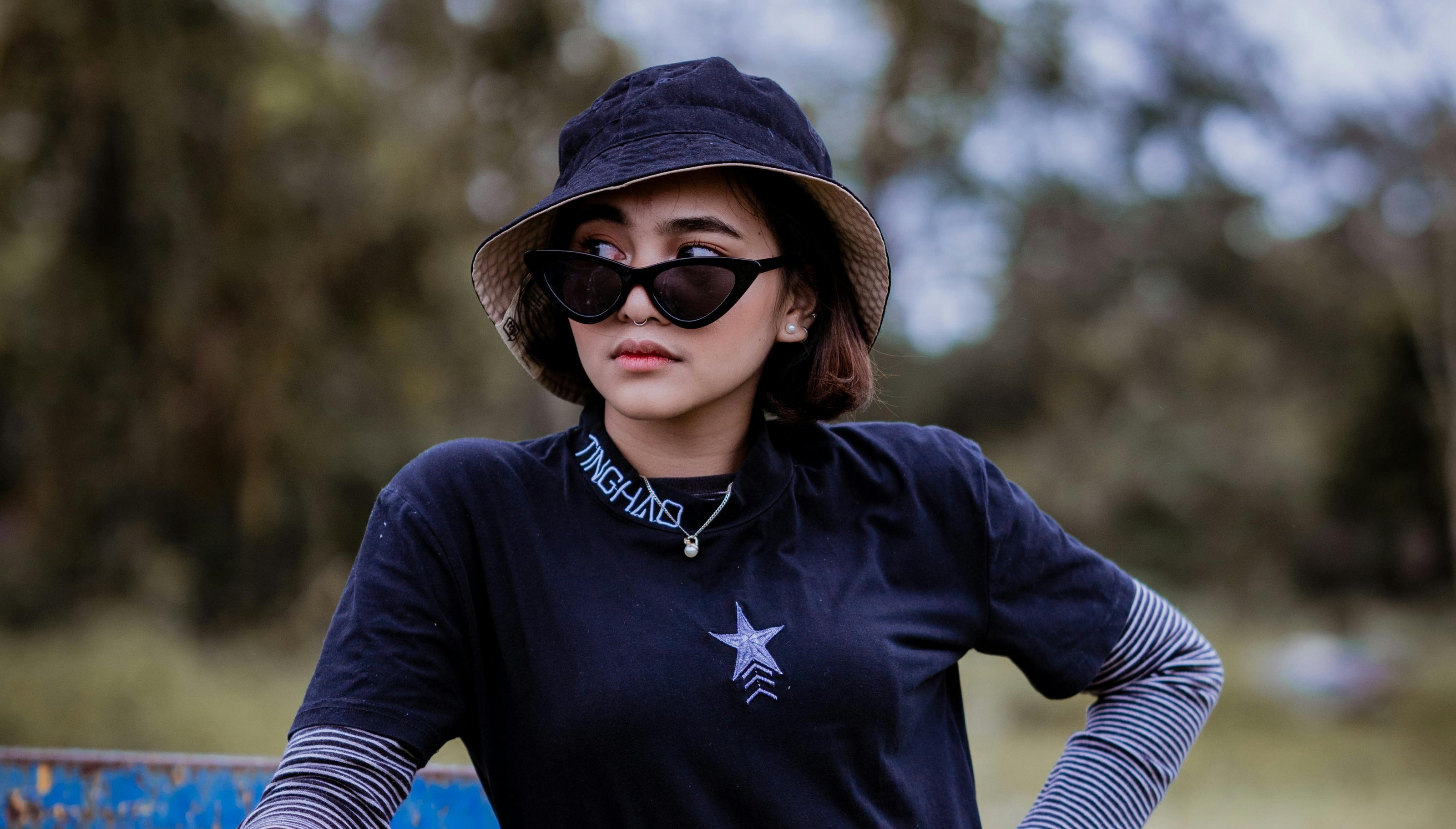 UK woman wearing a bucket hat